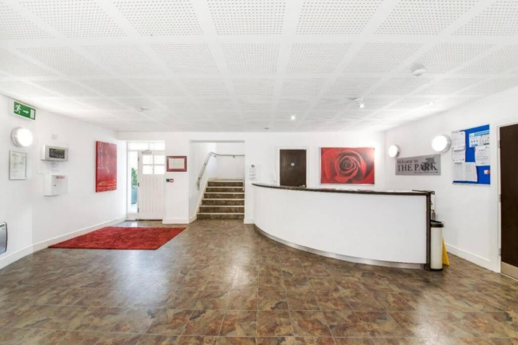 Lovely 1 Bedroom Apartment With Free Parking & Gym Kirkburton Exteriér fotografie