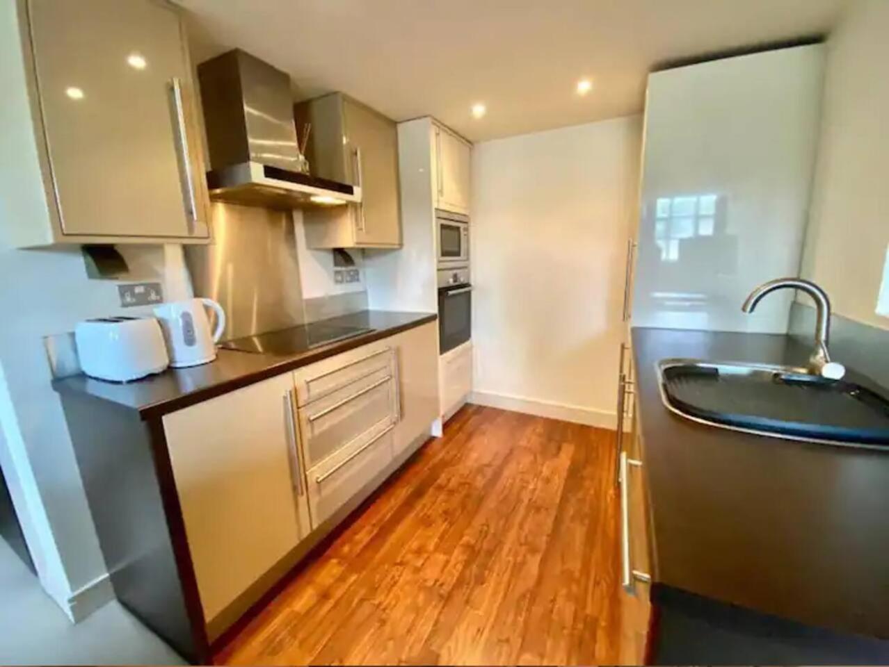 Lovely 1 Bedroom Apartment With Free Parking & Gym Kirkburton Exteriér fotografie