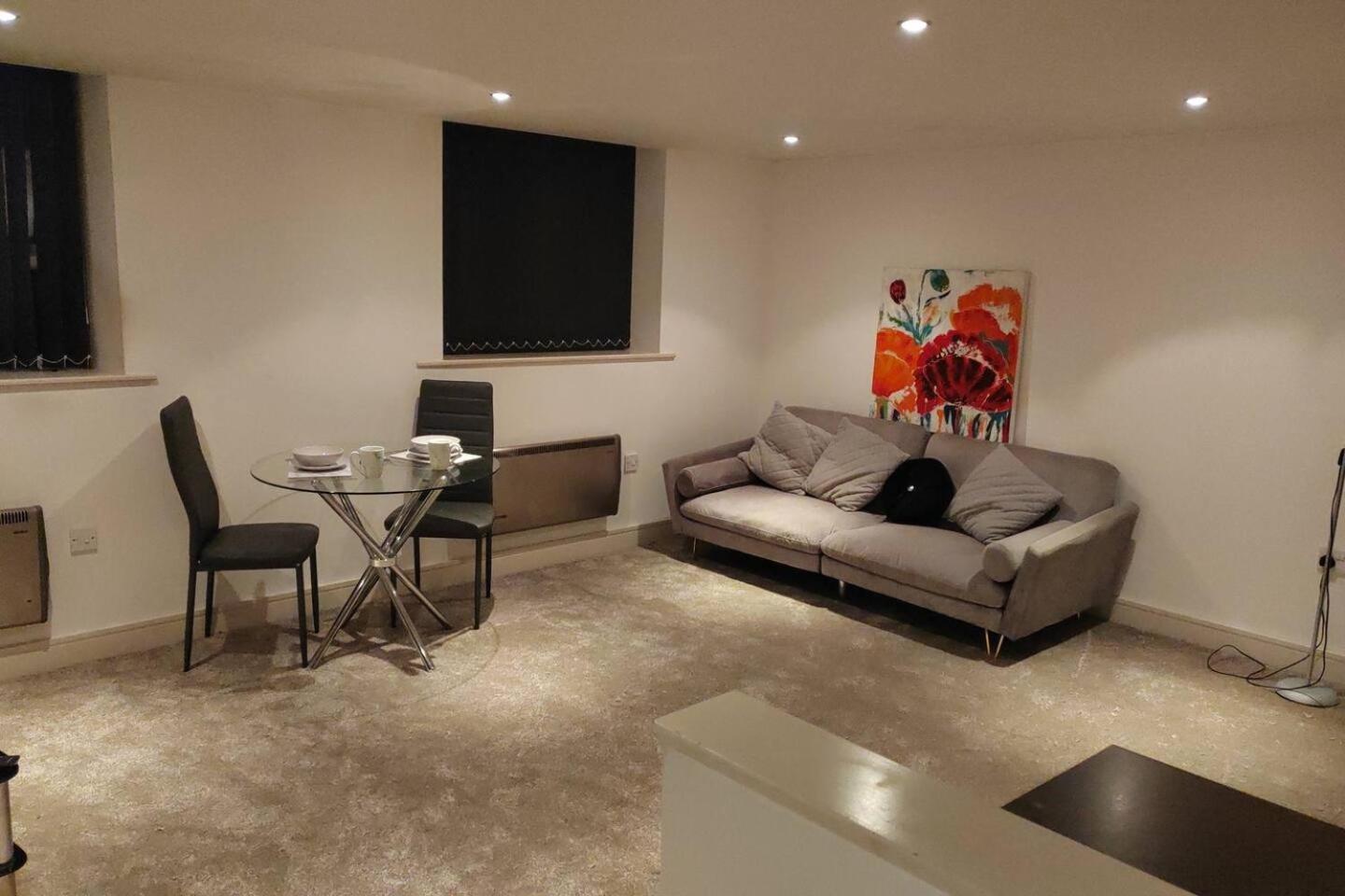 Lovely 1 Bedroom Apartment With Free Parking & Gym Kirkburton Exteriér fotografie