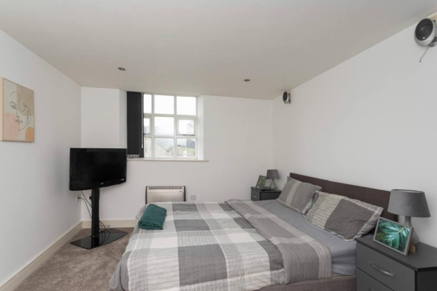 Lovely 1 Bedroom Apartment With Free Parking & Gym Kirkburton Exteriér fotografie