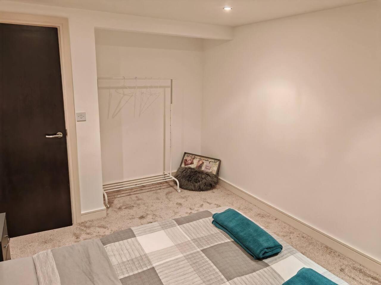 Lovely 1 Bedroom Apartment With Free Parking & Gym Kirkburton Exteriér fotografie
