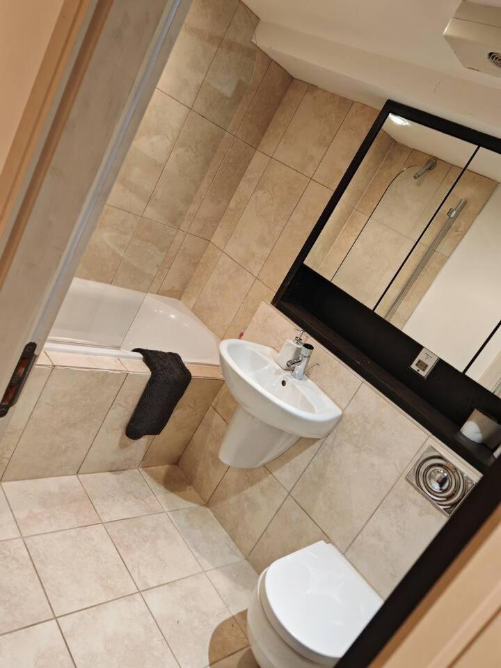 Lovely 1 Bedroom Apartment With Free Parking & Gym Kirkburton Exteriér fotografie
