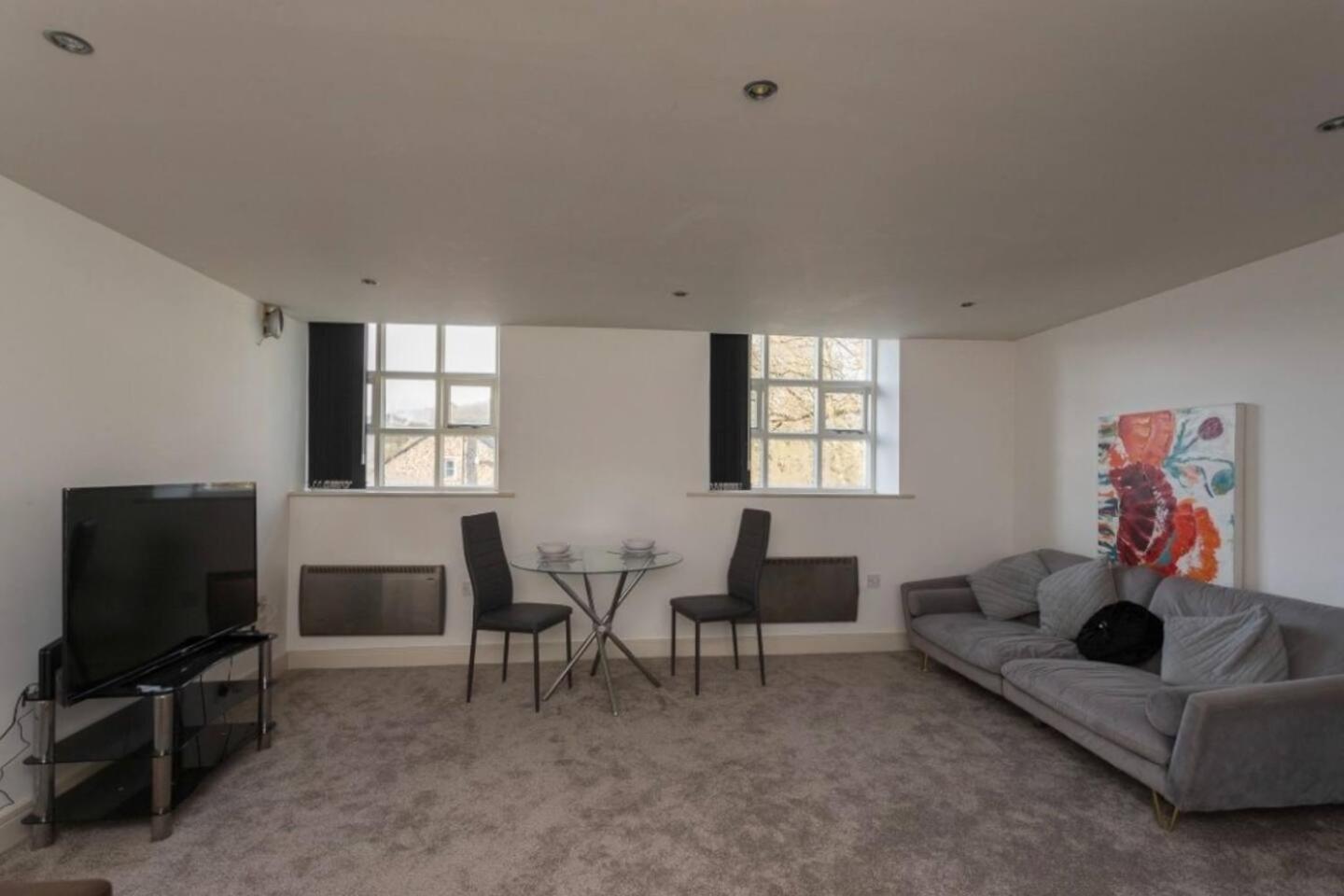 Lovely 1 Bedroom Apartment With Free Parking & Gym Kirkburton Exteriér fotografie