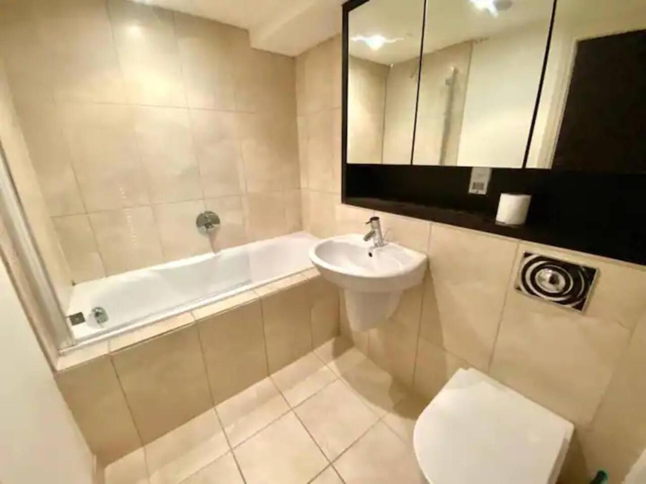 Lovely 1 Bedroom Apartment With Free Parking & Gym Kirkburton Exteriér fotografie