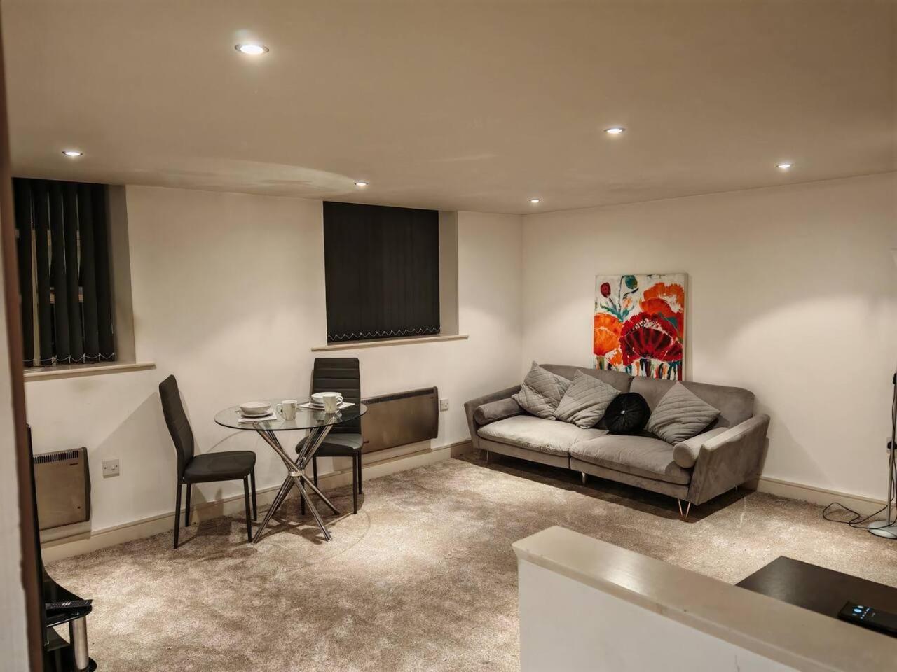Lovely 1 Bedroom Apartment With Free Parking & Gym Kirkburton Exteriér fotografie