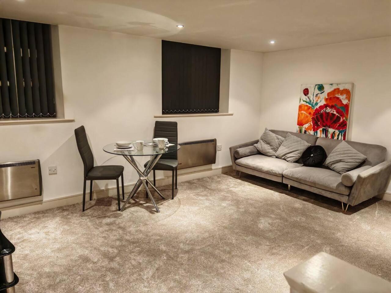Lovely 1 Bedroom Apartment With Free Parking & Gym Kirkburton Exteriér fotografie